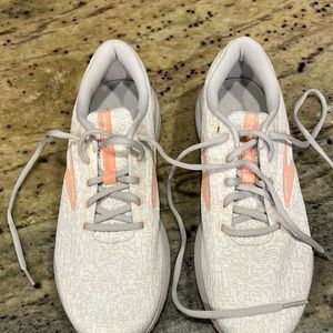 Brooks sneakers white with pink logo